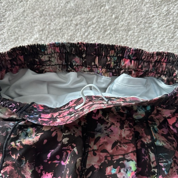 Lululemon Hotty Hot Low-Rise Lined Short 4" Stencil Blossom Red Multi/Sheer Blue - Picture 5 of 7